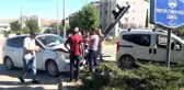 Elazığ'da kontrolden çıkan otomobil önce araca ardından trafik ışığına çarptı