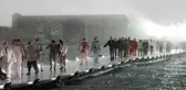 Moda devinin defilesi yarıda kesildi! Bir anda bastıran dolu, mankenleri zorda bıraktı