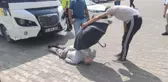 MİNİBÜSÜN ÇARPTIĞI YARALIYI GÜNEŞTEN ŞEMSİYE İLE KORUDULAR
