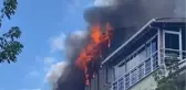5 katlı binanın çatısı alev alev yandı, ev sahibi gözyaşlarıyla izledi