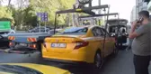 TRAFİKTEN MEN EDİLEN TAKSİNİN SÜRÜCÜSÜ ADAM MI EZDİM