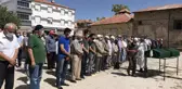 Aşı çağrısı yaptıktan sonra Kovid-19'dan hayatını kaybeden kişi toprağa verildi