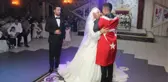 Asker kardeşten ablaya en güzel düğün hediyesi! Gönderdiği mesaj okunurken bayrağa sarılı halde salona girdi