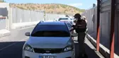 Mobil sağlık ekipleri, jandarma kontrol noktasında sürücü ve yolcuları aşılıyor
