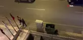Görme engelli şeridinin üzerinde duran çöp konteyneri geçişleri engelliyor