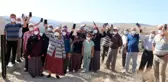 MAHALLELİ, TELEFONLA KONUŞABİLMEK İÇİN 1 KİLOMETRE YOL YÜRÜYOR