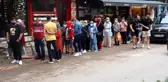 Ne indirim ne de bedava ürün, okul kıyafeti kuyruğu görenleri şaşırttı