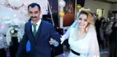 Oğlunun sünnet düğününde gelinlik giydi