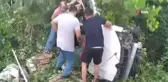 İstinat duvarına çarpıp çalılık alana uçtu