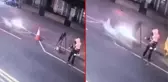 Kucağında kızıyla karşıdan karşıya geçen adama hızla gelen motosiklet çarptı