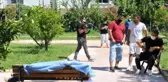 PARKTA BANK ÜZERİNDE ÖLEN BABAYA SON BAKIŞ