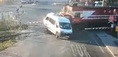 Trenle çarpışan minibüsün şoförü yaşam mücadelesi veriyor! Polis nöbette, hastanenin adı gizleniyor