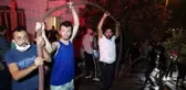 Son dakika haberleri... Ahşap ev yangınında eline hortumu, kovayı alan sokağa döküldü