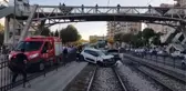 Çarpışan 2 otomobil tramvay yoluna girdi: 4 yaralı