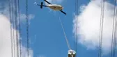 Helikoptere bağlı sepetle elektrik iletim hatlarına bakım yaparken ölüme meydan okuyorlar