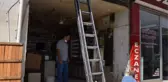 MİDİBÜSÜYLE İŞ YERİNE ÇARPIP, KAÇTI
