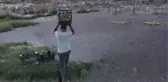 Fırsatçılara tepki gösteren Diyarbakırlı iş adamı, 30 ton ürünü vatandaşlara ve martılara ücretsiz dağıttı