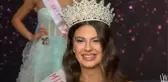 Miss Turkey 2021 birincisi seçilen Dilara Korkmaz tacını taktı