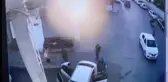 ÜMRANİYE'DE HIZLA İKİ YAYANIN ARASINDAN TEĞET GEÇEN OTOMOBİL KAZA YAPTI O ANLAR KAMERADA