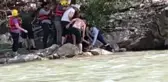 ZAP SUYU'NDA SÜRÜKLENEN AYIYI RAFTİNG EKİBİ KURTARDI