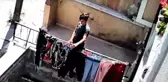 Asılı duran çamaşırlar arasındaki montu önce üzerinde denedi, sonra çaldı
