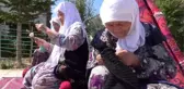 Eski elbiselerden sökülen ipler, Kırgız kadınlarının maharetli ellerinde halı ve kilime dönüşüyor