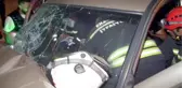 LASTİĞİ PATLAYAN HAFİF TİCARİ ARAÇ, PARKIN MERDİVENLERİNE ÇIKIP, AĞACA ÇARPTI