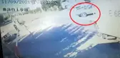 Yaşlı adam trenin çarptığı otomobilden sağ çıktı