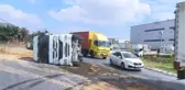 ARNAVUTKÖY'DE HAFRİYAT KAMYONU DEVRİLDİ