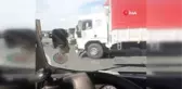 Arnavutköy'de sürücüsünün direksiyon hakimiyetini kaybettiği hafriyat kamyonu devrildi