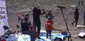 Rusya'da yanardağ eteklerinde mini konser keyfi
