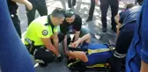 Ticari taksinin çarptığı polis memuru yaralandı