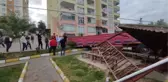 TIR'IN YERİNDEN ÇIKAN DORSESİ KAMELYAYA ÇARPTI; OTURANLAR SON ANDA KURTULDU