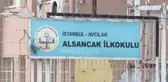 Avcılar'da veliler ve öğrenciler depremden etkilenen okullarının 2 yıldır yenilenmemesini protesto etti