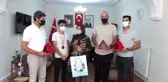 Keban Belediye Başkanı Fethiye Atlı, başarılı sporcuya çeşitli hediyeler verdi