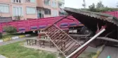 Tırdan ayrılarak kameriyeye çarpan dorse hasara yol açtı