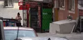 SULTANGAZİ'DE DEHŞET; RAKİP MARKETÇİNİN KAFASINA SİLAH DAYADI