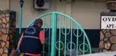 AYAĞI KAYINCA BALKON KAPISINA ÇARPTI, CAMIN BOĞAZINA SAPLANMASIYLA ÖLDÜ