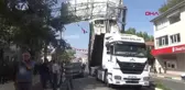 BAYRAMİÇ'TE AÇIK OLAN KAMYON KASASI YÖN LEVHALARINA ÇARPTI