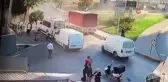 Güngören'de facianın eşiğinden dönüldü...Alkollü sürücü kamyon ile metro duvarına böyle çarptı: 2 yaralı