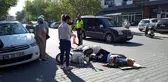 Elektrikli bisiklet, park halindeki otomobilin kapısına çarptı: 1 yaralı