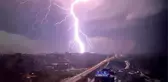 Şimşekler İstanbul'da geceyi aydınlattı! Ortaya kartpostallık fotoğraflar çıktı