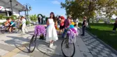 Süslü kadınlar bisiklet turu