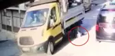 Korkunç kaza! 5 yaşındaki çocuğun kamyonetin altında kaldığı anlar kamerada