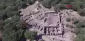 AİGAİ ANTİK KENTİ'NDE ÇATI KİREMİDİ ÜZERİNDEKİ MERAK UYANDIRAN PARMAK İZLERİ