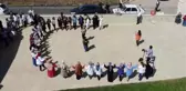 Bayburtlu kadınlar uzun kadın halay halkasını oluşturmak için el ele tutuştu