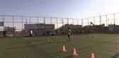 Çocuklar kurslarda futbol eğitimi alıyor