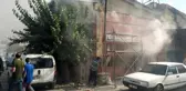 Demir çubuktan sıçrayan kıvılcım oto aksesuar dükkanını tutuşturdu