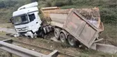 KEMERBURGAZ'DA KAZA YAPAN HAFRİYAT KAMYONU ŞOFÖRÜ YARALANDI