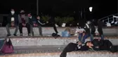ÖĞRENCİLER GECEYİ PARKTA GEÇİRDİ, VALİ 'YURT TALEPLERİ YOK' AÇIKLAMASI YAPTI